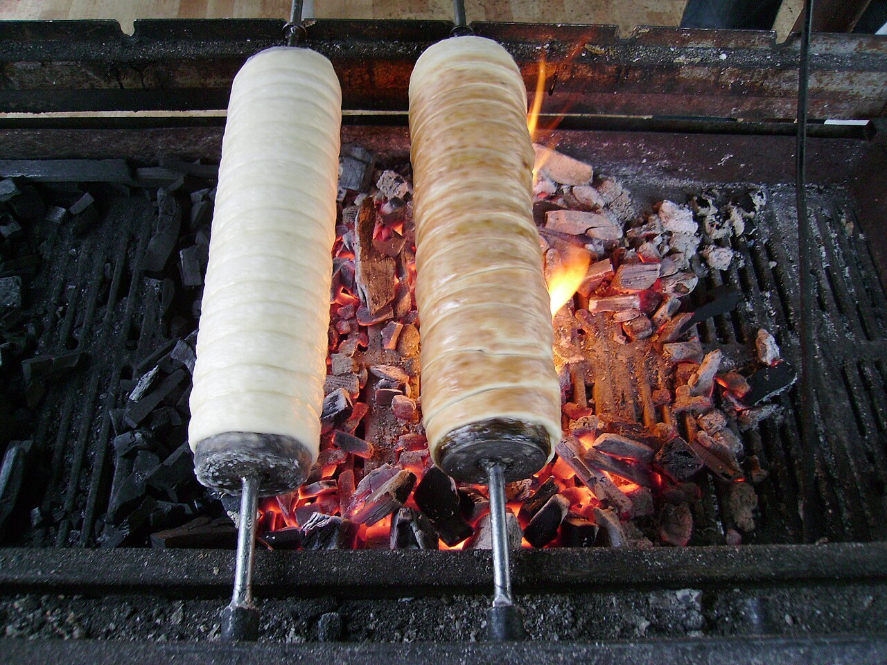 Kürtőskalács sütése parázs felett
