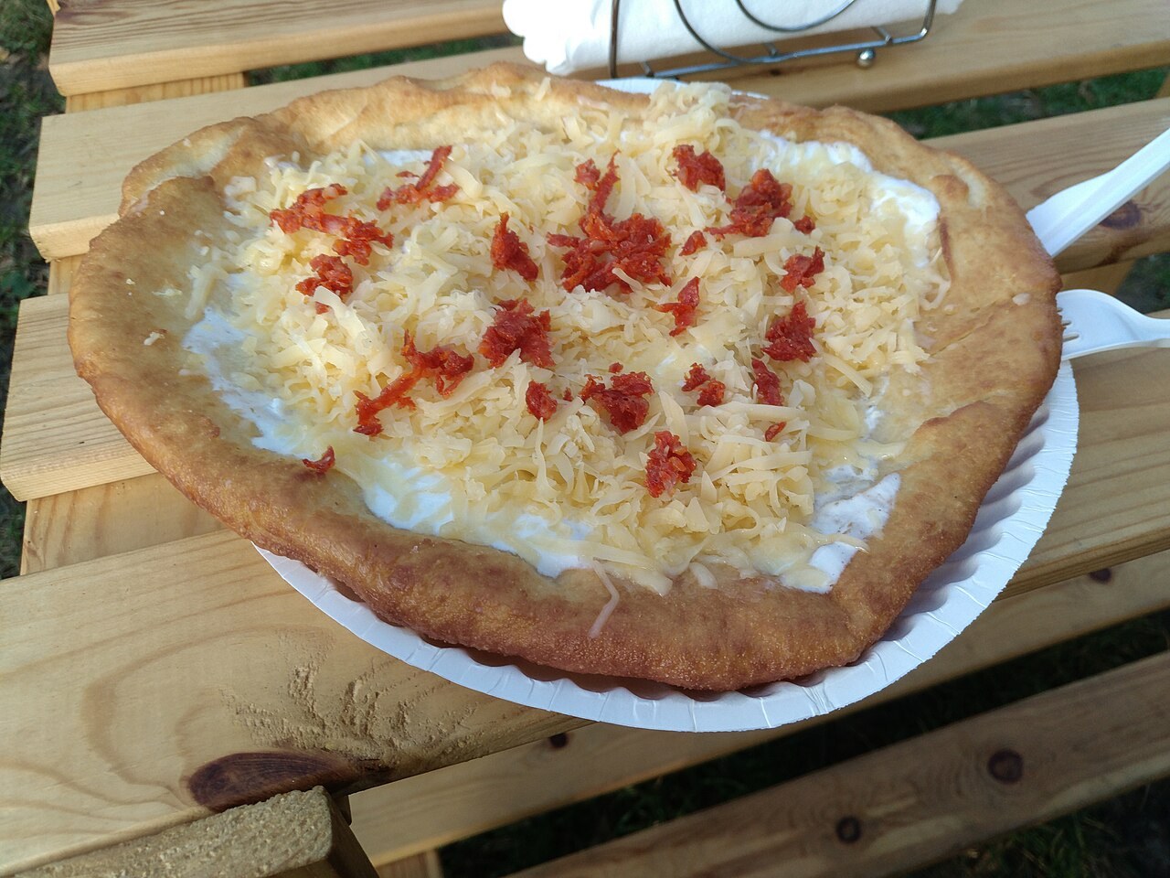 Lángos tejföllel és sajttal