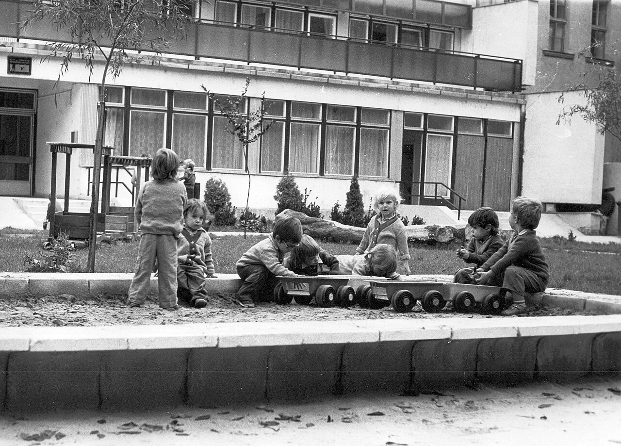 Gyerekek a homokozónál, 1981