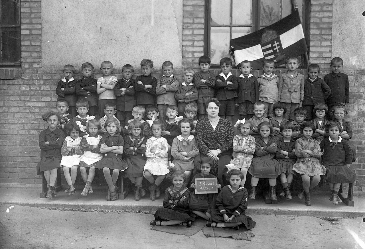 Régi magyar iskolai szokások, amikre már senki nem emlékszik 2 Osztályfénykép, 1929-30