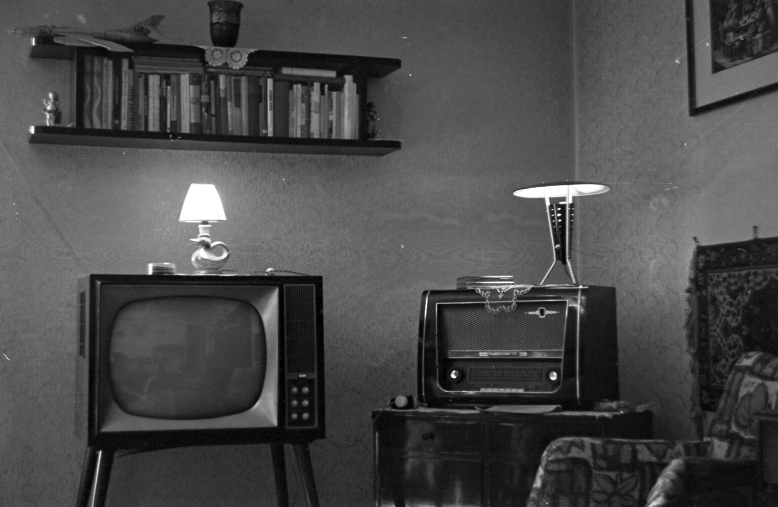 Korabeli magyar nappali televíziókészülékkel