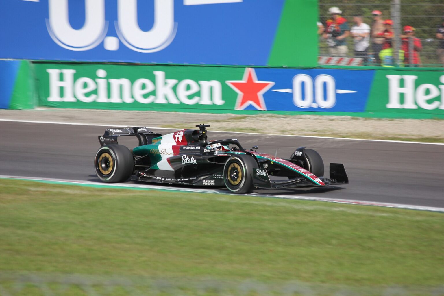 Forma-1-es autó a monzai Autodromo Nazionale pályán