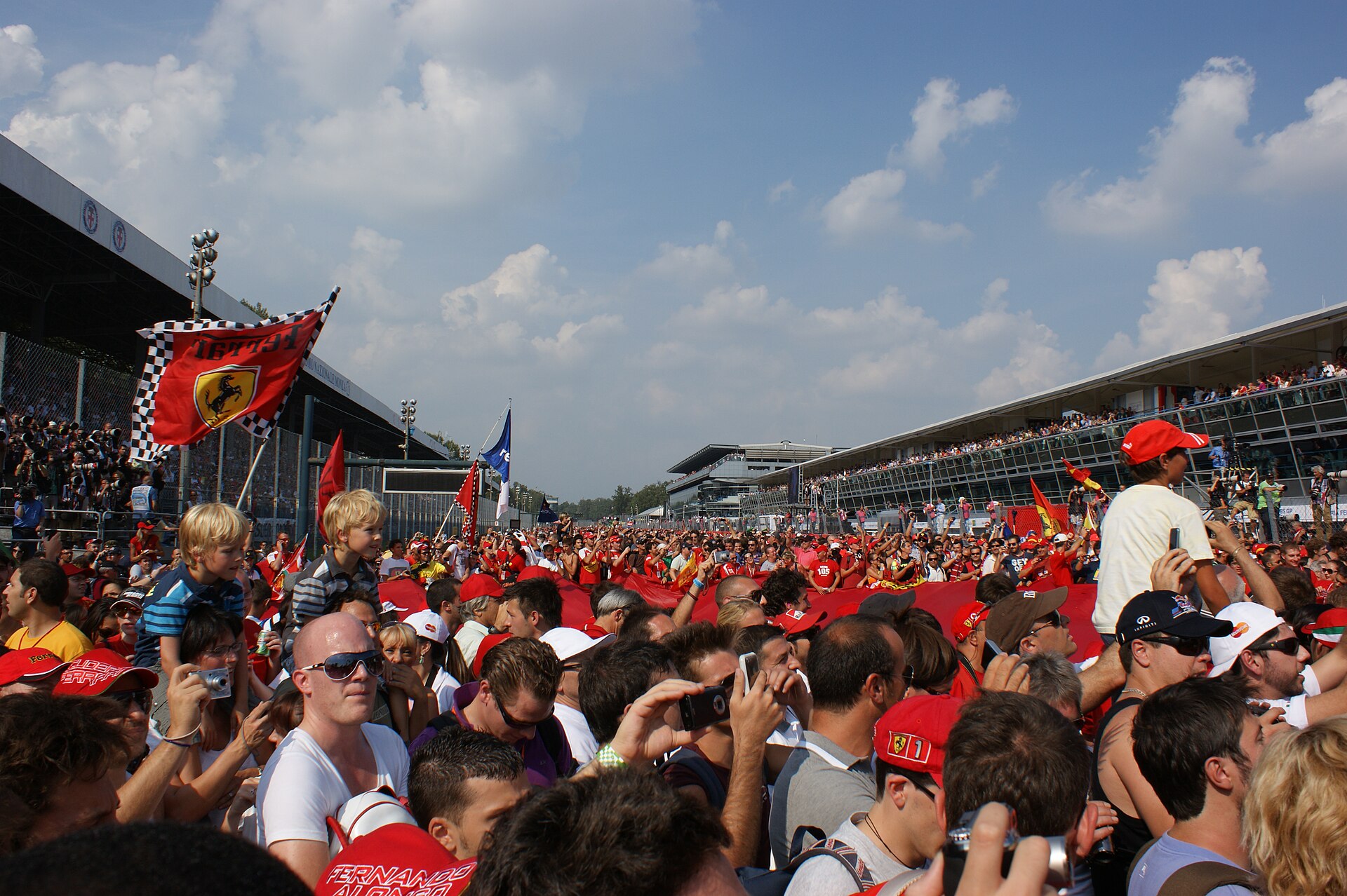 Monza: miért a világ leggyorsabb F1-es versenypályája? 2 Tifosik a monzai főegyenesen az Olasz Nagydíj után